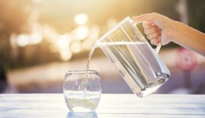 5 priežastys, kodėl kiekvieną rytą reikėtų išgerti stiklinę vandens